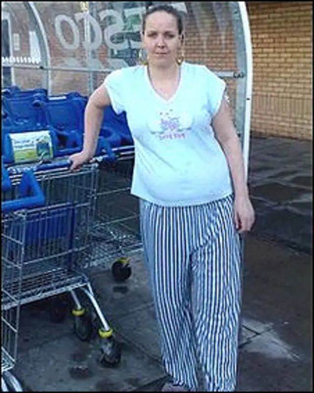 Elaine Carmody en la entrada de Tesco, con su pijama.