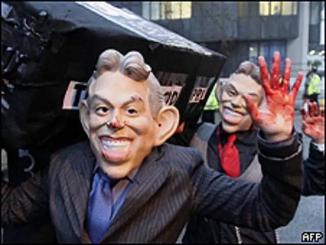 اس موقع پر جنگ مخالف گروہوں نے مظاہرہ کیا