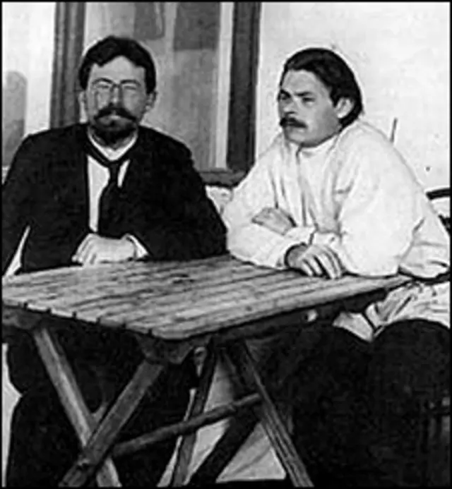 چخوف در کنار ماکسیم گورگی، يکی دیگر از بزرگان ادبیات روسیه در قرن نوزدهم و اوایل قرن بیستم