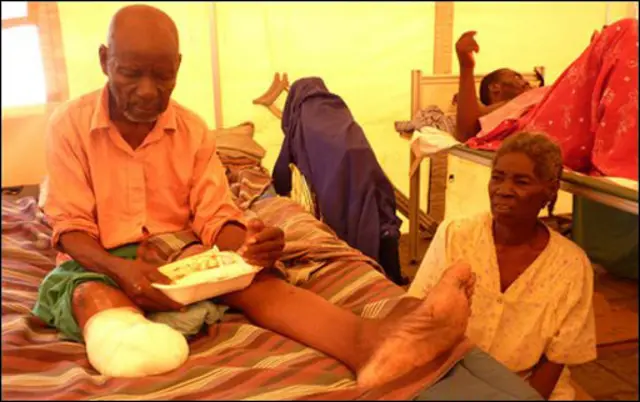 Un herido sin identificar en un hospital de campaña en Puerto Príncipe