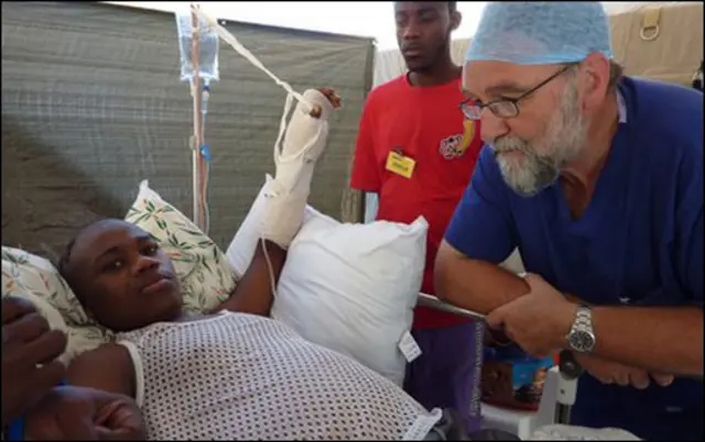 Emmanuel Etienne junto al doctor Tony Redmond en un hospital de campaña en Puerto Príncipe