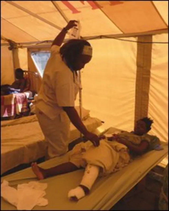 Un herido sin identificar en un hospital de campaña en Puerto Príncipe