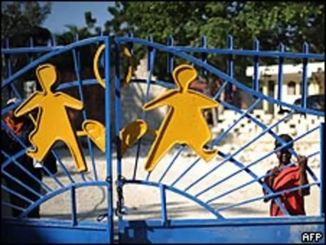 Un niño en la entrada del SOS Children"s Village, en las afueras de Puerto Príncipe