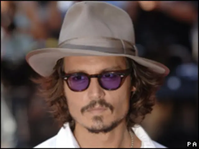 约翰尼·德普是好莱坞炙手可热的明星。