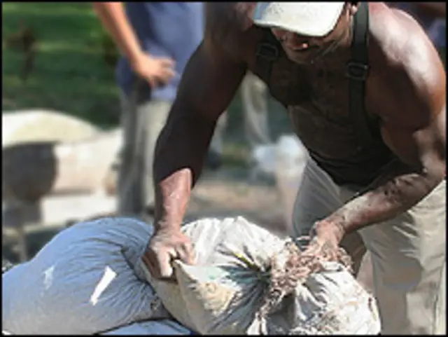 Trabajador de la construcción cubano (Foto: Raquel Pérez)