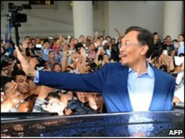 Nhiều người ủng hộ ông Anwar tới dự phiên tòa