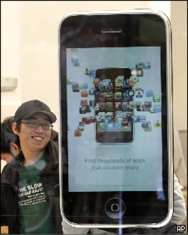 Для iPhonе доступны более 140 тыс приложений