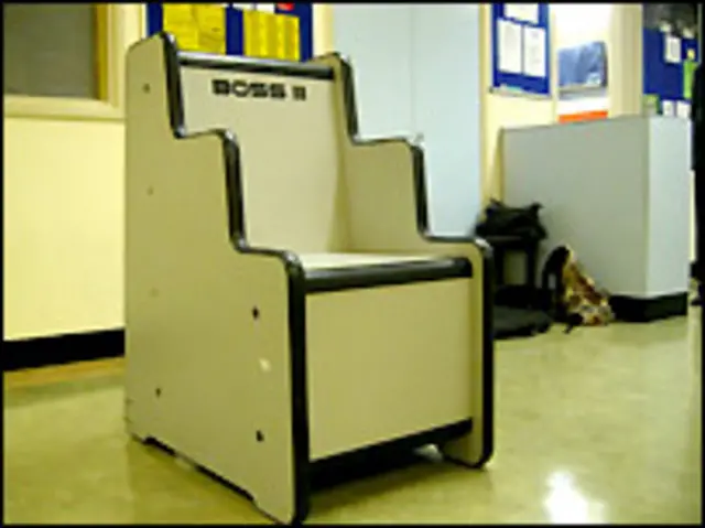 Chiếc ghế đặc biệt có scanner để phát hiện các thẻ sim dấu trong người 