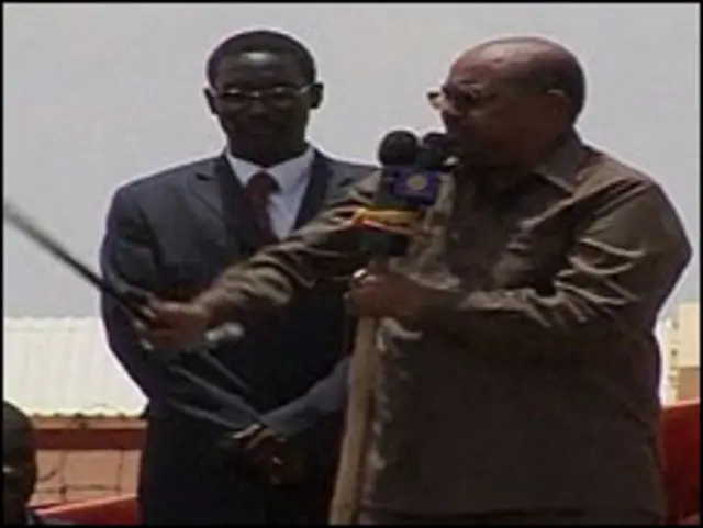 البشير يلقي خطابا جماهيريا