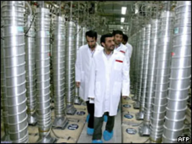 El presidente de Irán, Mahmoud Ahmadinejad, visita unas instalaciones nucleares. Archivo