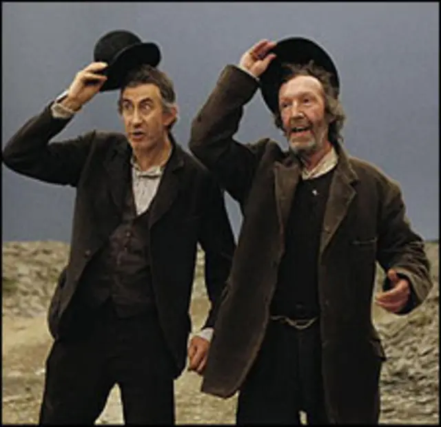 نمایش در انتظار گودو داستان دو مرد را بازگو می کند که به نقطه ای در خارج از شهر آمده و در آنجا پای درختی به انتظار کسی به سر می برند 