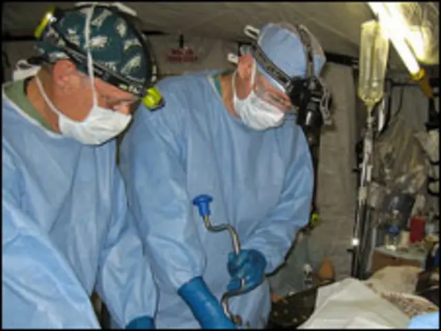 Médicos en hospital de campo en Haití