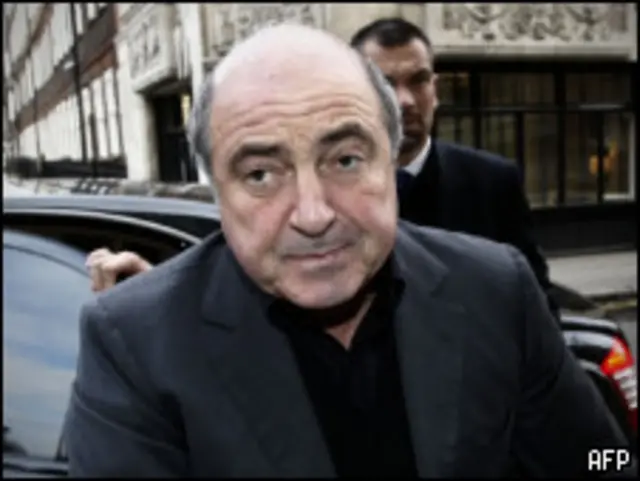 Опальный российский олигарх Борис Березовский с негодованием отверг обвинения в том, что он стоит за убийством бывшего сотрудника ФСБ Александра Литвиненко. Березовский сделал это заявление выступая на слушаниях в высоком суде в Лондоне по иску бизнесмена о клевете к Всероссийской государственной телерадиокомпании (ВГТРК). По словам Березовского, он и Литвиненко были близкими друзьями, которых связывали противостояние Владимиру Путину и необходимость покинуть страну и жить в ссылке. Александр Литвиненко, гражданин Великобритании, был отравлен в Лондоне в 2006 году. Иск, в котором Березовский обвиняет телеканал РТР в клевете, связан с интервью, которое некий Владимир Терлюк дал в апреле 2007 года передаче "Вести недели" на канале РТР-Планета. В интервью Терлюк, названный псевдонимом "Петр", заявил, что Березовский якобы несет ответственность за убийство экс-сотрудника российских спецслужб Александра Литвиненко. На слушаниях в суде Березовский сказал:"Меня представили как человека, которого следует бояться. Это сказывается отношении ко мне всех, кто меня не знает". "Я не имею ничего общего с этим убийством, я плотно сотрудничал с полицией во время следствия и даже добровольно дал показания российским следователям", - добавил он. По словам Березовского, программа показанная по российскому телевидению являлась целенаправленной пропагандой, угрожавшей его безопасности и статусу политического беженца. Представители ВГТРК заявили, что не будут признавать решений британского суда по иску Березовского, поскольку, согласно утверждениям российской телекомпании, им запретили участвовать в процессе. Вместе с тем, адвокат Березовского Десмонд Браун сказал в зале суда, что ВГТРК, никогда не официально не настаивавшая на правдивости своего репортажа, сама отказалась от участия в суде. Судье Эди, заседающему единолично без присяжных, предстоит решить вопрос об ответственности и компенсации Березовскому как от компании РТР, так и лично от Владимира Терлюка. Терлюк, который не имеет защитника, отрицает свою причастность к персонажу по имени "Петр" и также требует оправдания своего имени.