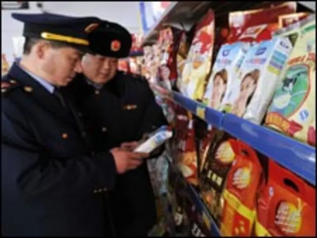 工商人員清查奶粉(新華社圖片)