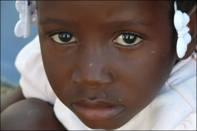 Niña en Haití tras el terremoto.