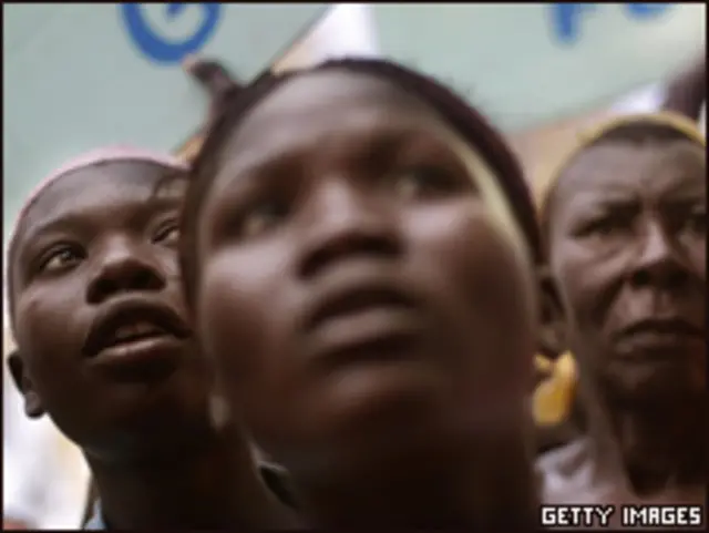 Haitianos tras el terremoto.