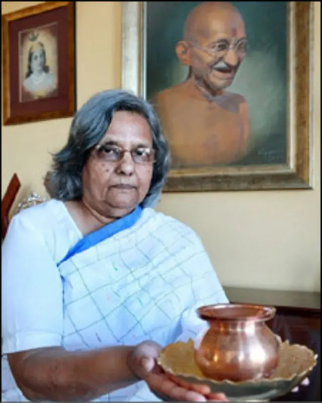 甘地69岁的孙女也参加了撒骨灰的仪式