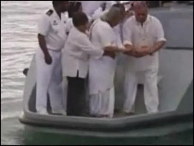 在甘地逝世62周年之际200名甘地的亲友参加了祭撒甘地骨灰的仪式