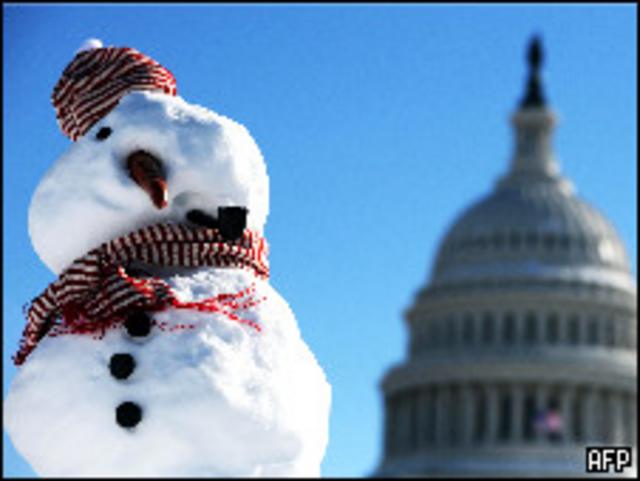 Снеговик на фоне купола Капитолия в Вашингтоне (8 февраля 2010 года)