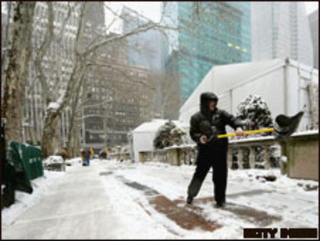 Мужчина чистит снег с тротуара в Брайант-парке на Манхэттене (10 февраля 2010 года)