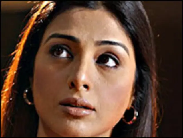 تبو اس سے قبل بار گرل کا کردار نبھا چکی ہیں