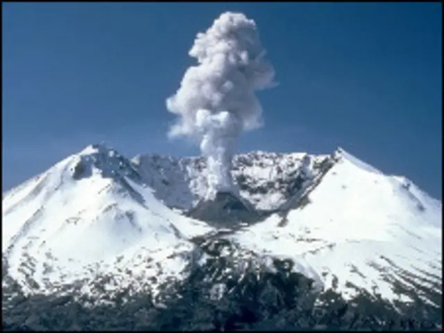 Pequena explosões da gases e cinzas no Santa Helena em maio de 1982