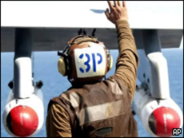 Кластерные бомбы под крыльями американского палубного истребителя-бомбардировщика