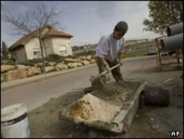 شهرک نشین یهودی سرگرم ساختمان سازی در کرانه باختری