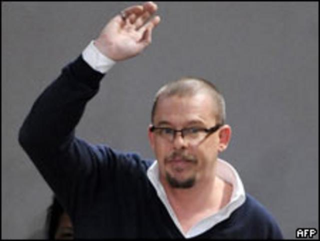 Alexander McQueen cometeu suic dio depois de tomar drogas conclui