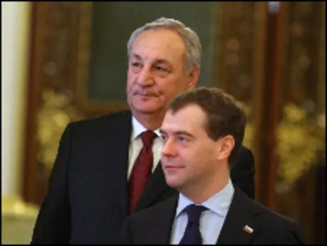 Presiden Rusia Dmytri Medvedev dan Presiden Abkhazia Sergei Bagasph