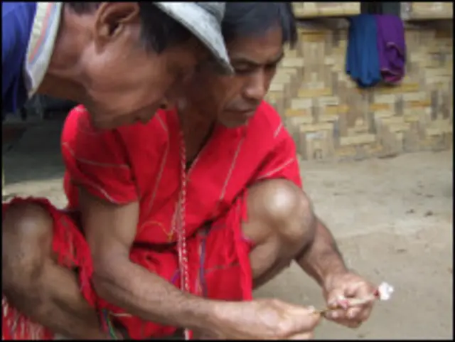 ကရင်နီ တို့ရိုးရာ ကြက်ရိုးထိုးပွဲ