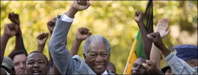 Morgan Freeman con el puño en alto