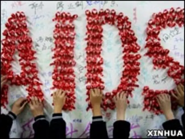 中国小学生用红丝带拼出英文艾滋字样