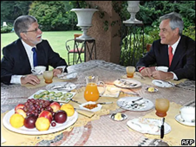 Sebastián Piñera (dcha.) dialoga con el canciller brasileño, Celso Amorim