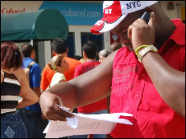 Un cubano habla por celular en La Habana