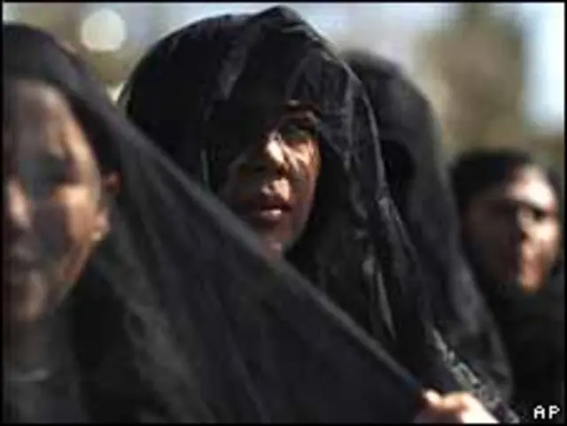 Mujeres con velo negro en una marcha contra la violencia en Ciudad Juárez, el 13 de febrero de 2010