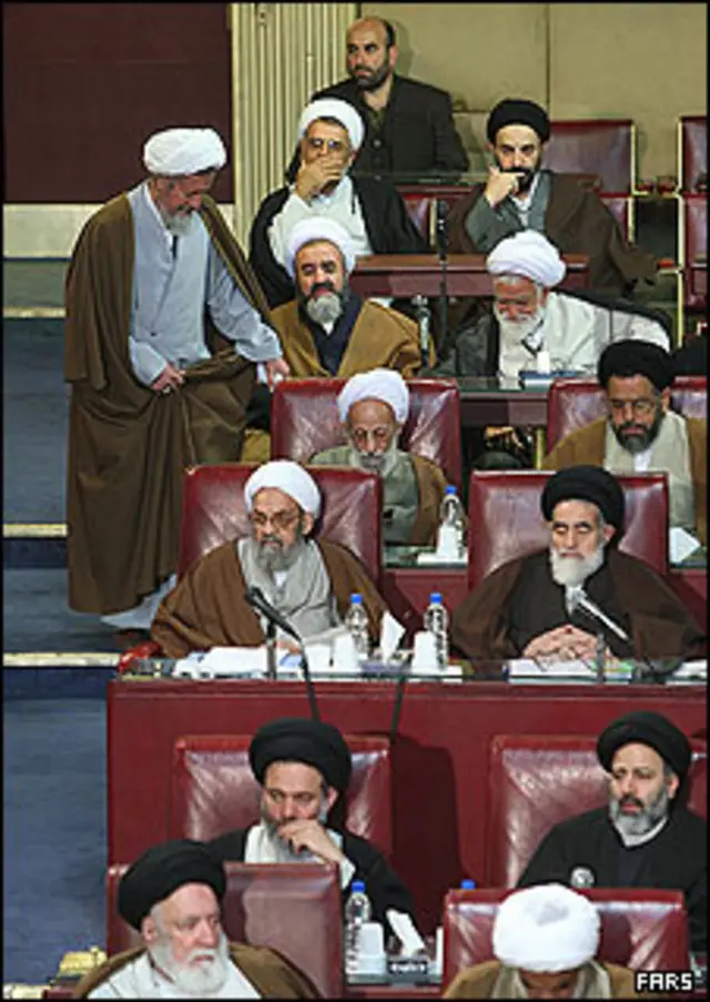 براساس آيین نامه مجلس خبرگان، اعضای این مجلس باید دست کم سالی دوبار تشکیل جلسه دهند