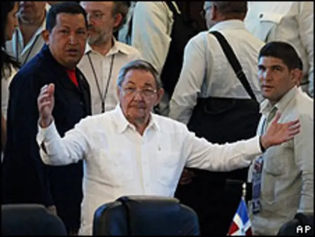 Raúl Castro, presidente de Cuba (centro) y Hugo Chávez (derecha), Presidente de Venezuela.