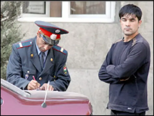 Сотрудник ГИБДД и водитель