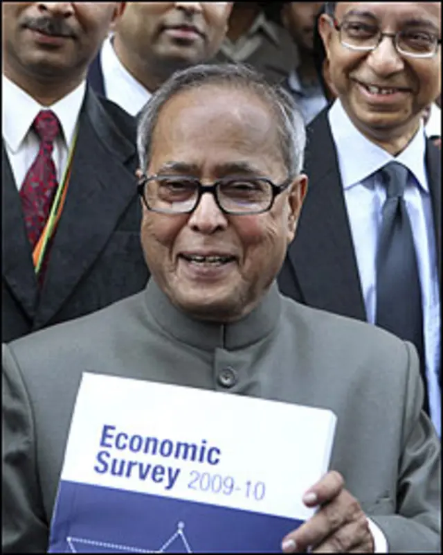 वित्त मंत्री प्रणव मुखर्जी कोर ग्रुप का नेतृत्व करते हैं