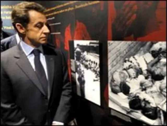 Presiden Sarkozy berkunjung ke monumen genosida Rwanda