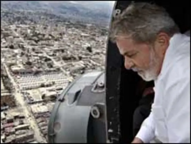 O presidente Lula sobrevoa áreas afetadas da capital haitiana (Foto: Ricardo Stuckert / PR)