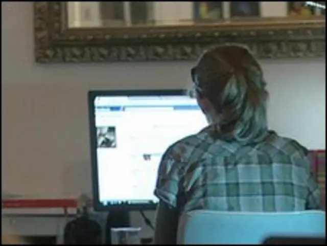 Remaja di depan internet