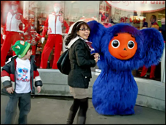 Чебурашка у "Русского дома"