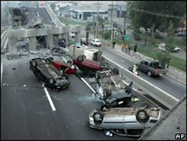Destruição de ponte e carros em Santiago