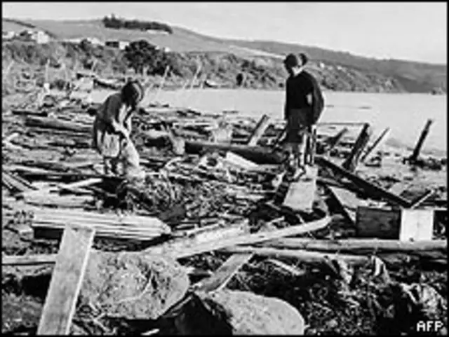 Dos chilenas en Puerto Montt, en 1960, supervisan los daños causados por un terremoto