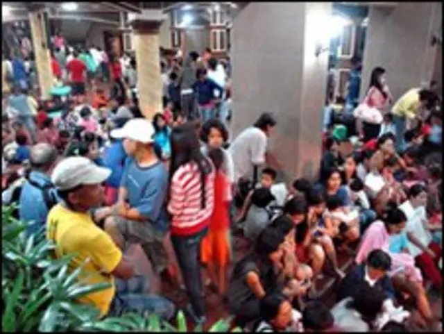 Người dân Philippines tụ tập tại nơi lánh nạn để tránh sóng thần