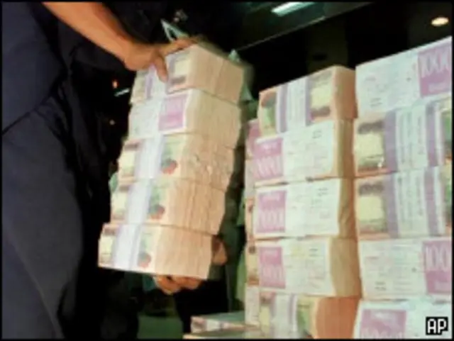 Pejabat Pertamina dan BP Migas mendapat suap miliaran rupiah