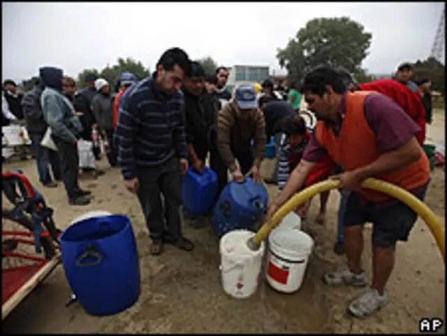 Vecinos de Constitución haciendo cola para conseguir agua potable