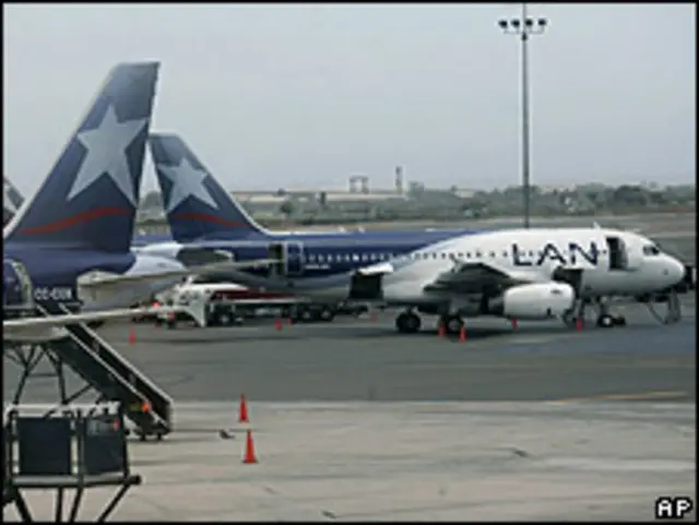 Aviones de Lan Chile en el aeropuerto de Lima, Perú